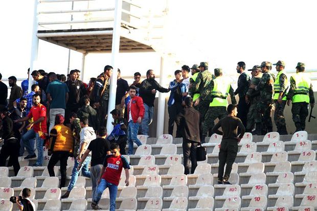 فحاشی هواداران استقلال خوزستان به جاسم کرار درگیری ماموران انتظامی با تماشاگران فولاد