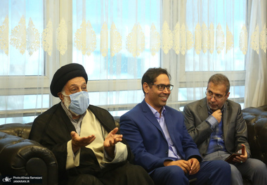 سید هادی خامنه‌ای: تصور نشود حضور در قدرت کارساز است/ در این شرایط بهترین و ممکن‌ترین کار «آگاهی بخشی» است/ باید با زبان مردم حرف زد/ راجع به اپوزیسیون زیاد مطالعه و تحلیل نکنید و عیب‌هایشان را نگویید/ بنده رکورددار روزنامه‌های توقیف شده هستم