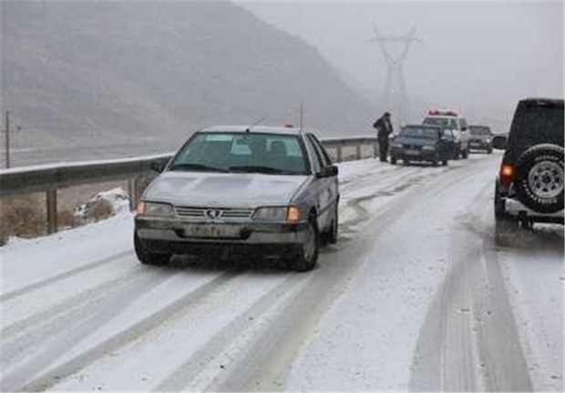 بارش برف در گردنه‌های آوج و قسطین‌لار استان قزوین ادامه دارد
