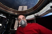 عکس/ فضانورد ناسا با ماسک آماده بازگشت به زمین