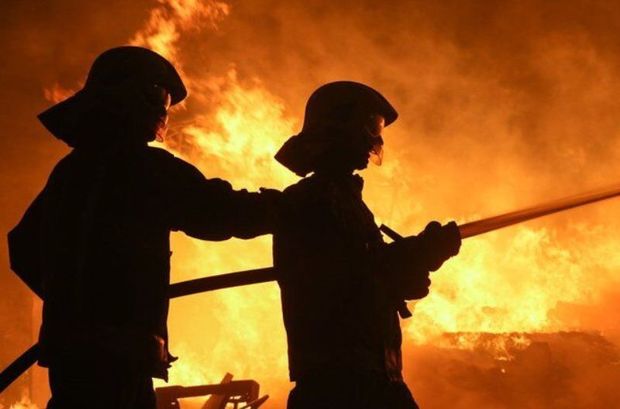 آتش سوزی سنگین انبار چوب در مشهد مهار شد