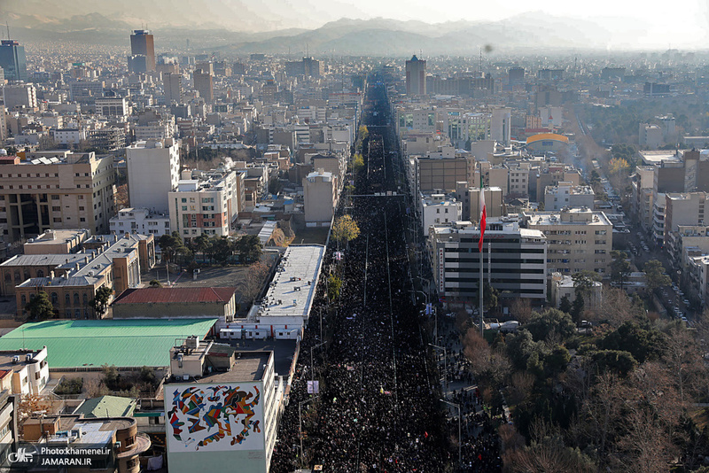 اقامه نماز رهبر معظم انقلاب بر پیکر سپهبد شهید حاج قاسم سلیمانی و شهیدان مقاومت