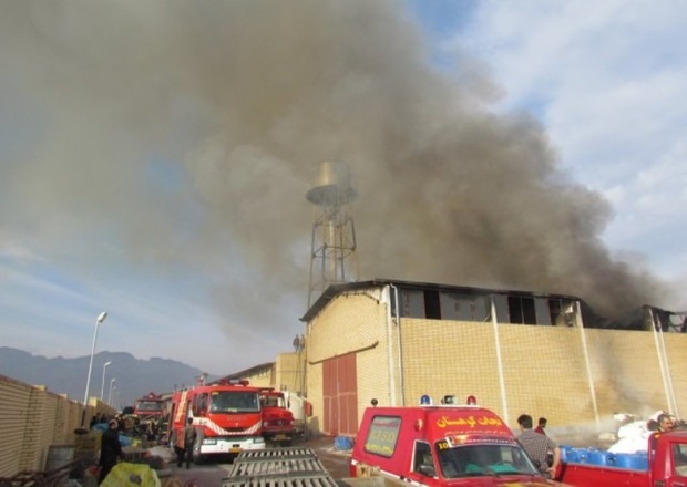 آتش سوزی در کارخانه آبمیوه چهار مصدوم بر جا گذاشت