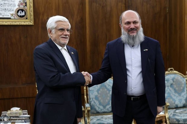 عارف در دیدار وزیر تجارت پاکستان: بازارچه‌های مرزی دو کشور فعال شوند/ دلیلی برای حمله رژیم صهیونیستی به قطر وجود نداشت/ کمال خان: همکاری‌های دو کشور ایران و پاکستان در موضوع امنیت غذایی اهمیت زیادی دارد