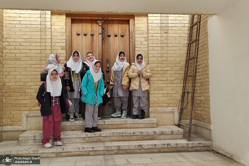 حضور اقشار مختلف مردم به مناسبت دهه فجر در بیت تاریخی امام خمینی (س)