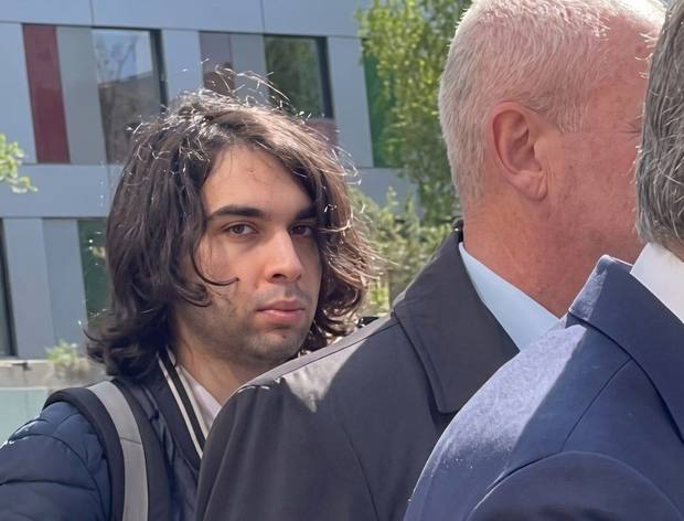 بازداشت معترضی که به رضا پهلوی سس پاشید + عکس