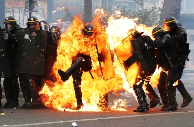 عکس/ پلیس در آتش