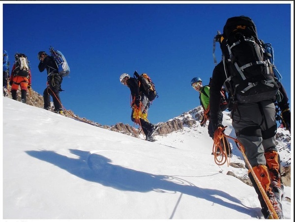 نجات 35 کوهنورد یاسوجی در ارتفاعات خاییز بوشهر  مصدومیت یک کوهنورد زن