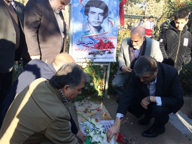 مزار شهدای قیام 18 دی شهرری غبارروبی و گلباران شد