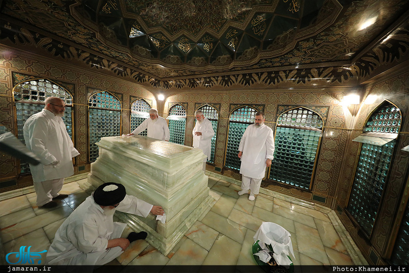 مراسم غبار روبی مضجع شریف حضرت امام رضا(ع) با حضور رهبر معظم انقلاب 