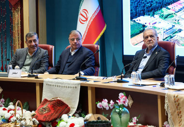 پزشکیان: برای خدمت به مردم بار سنگینی بر دوش داریم / ملت ایران نشان دادند فریب بلندگوهای خودفروخته بیگانگان را نمی‌خورند/ بدون داشتن انرژی، توسعه بی معنی است/ قوانین و مقررات نباید مانع توسعه شود/ به دنبال این هستیم مصرف خانگی را از گاز به برق تبدیل کنیم