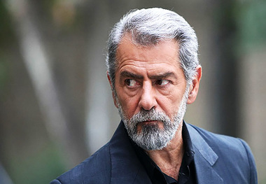 فرامرز قریبیان را مردم روی دست بلند کردند
