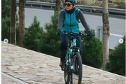 دوچرخه سواری خانم بازیگر در فصل پاییز+ عکس