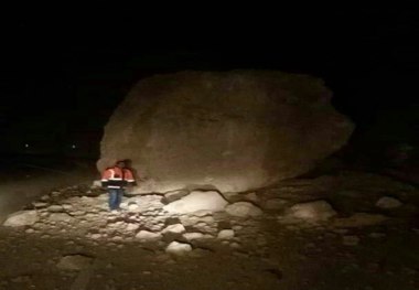 ریزش سنگ  60 تنی در محور لردگان به دهدز