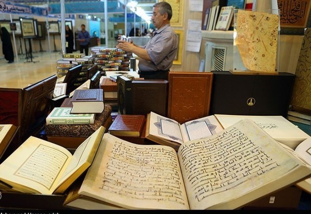 نمایشگاه کتاب قرآن و عترت در گرمسار افتتاح شد