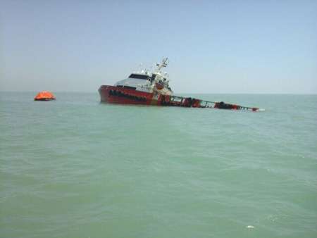 نجات هشت سرنشین شناور لایروب غرق شده در آبهای خلیج فارس