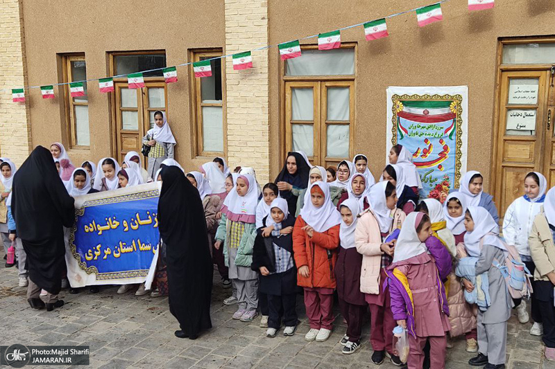 حضور اقشار مختلف مردم به مناسبت دهه فجر در بیت تاریخی امام خمینی (س)