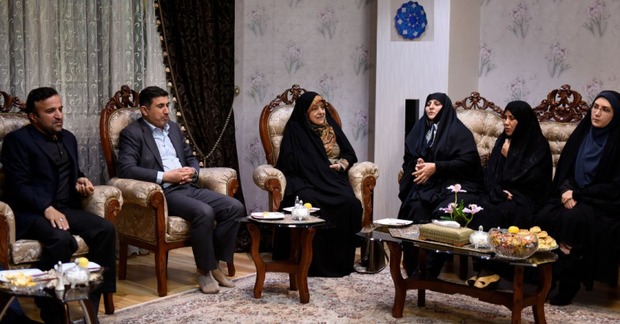 معاون رییس جمهوری با خانواده شهیدان فلاحت دیدار کرد