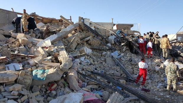 توزیع چادر و پتو در مناطق زلزله زده آغاز شده است