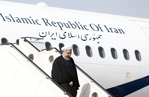 روحانی در فرودگاه مشهد: توسعه شرق کشور برای دولت از اهمیت زیادی برخوردار است