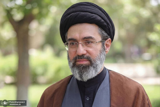 تنها مصاحبه‌ی آیت‌الله سیّدمجتبیٰ خامنه‌ای رهبر انقلاب تا کنون/ گوشه‌ای از خاطرات رهبر انقلاب درباره‌ی رهبر شهید/ ایشان اصلاً اجازه نمی‌دهند زندگی‌شان دچار زرق‌وبرق شود