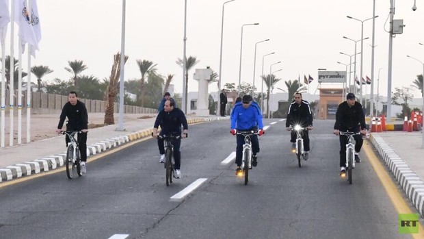 دوچرخه سواری رئیس جمهور مصر در خیابانهای بدون آدم و خودرو+تصاویر