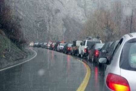 بارش برف، باران و مه غلیظ موجب کندی تردد در جاده های زنجان شده است