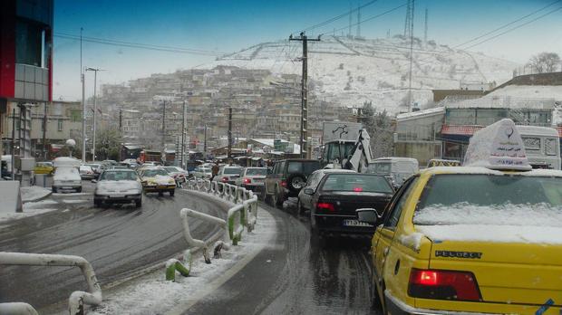 بارش برف و باران تردد در خیابانهای پاوه را با مشکل مواجه کرد