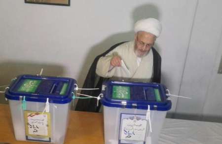 آیت الله سبحانی: حضور گسترده مردم در پای صندوق های رای کمک به حفظ نظام است