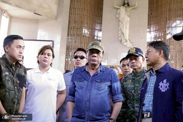 عکس/ بازدید رئیس جمهور فیلیپین از محل حمله داعش