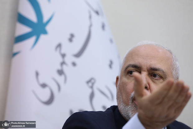 ظریف: توافق کردن شجاعت می‌خواهد، جیغ زدن که شجاعت نمی‌خواهد! دنبال کف و سوت و تشویق نباشیم! منفعت شخصی و منفعت مردم در یکجا قابل جمع نیست و باید بین این دو یکی را انتخاب کنیم/ فحش‌ها مثل حباب روی آب است و می‌رود اما آنچه به نفع مردم است، ماندنی است