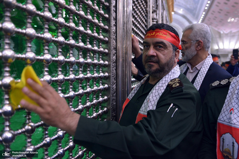 عطرافشانی حرم امام خمینی(س) توسط بسیجیان کاشانی