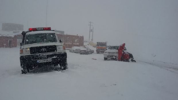 امدادرسانی هلال احمر بجنورد به ۸۰ دستگاه خودرو گرفتار در برف