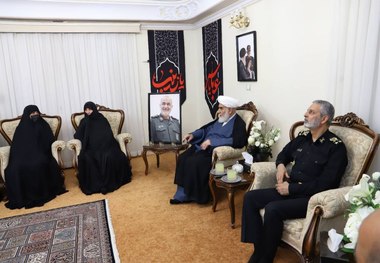 ابلاغ سلام و دعای رهبر معظم انقلاب به خانواده شهید سلامی + عکس