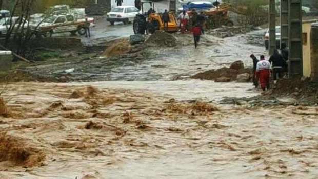 جاده دهستان لاویج نور به دلیل ریزش و سیلاب بسته شد