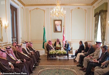 عکس/ جنجال روسری خانم نخست وزیر

