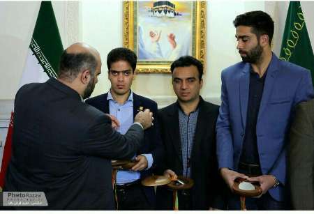 فوتبالیست های نابینای فارس مدال پارالمپیک ریو را به موزه امام رضا (ع) تقدیم کردند
