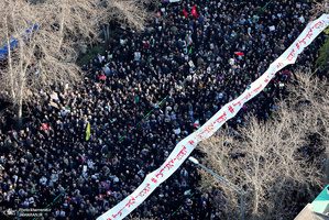 اقامه نماز رهبر معظم انقلاب بر پیکر سپهبد شهید حاج قاسم سلیمانی و شهیدان مقاومت