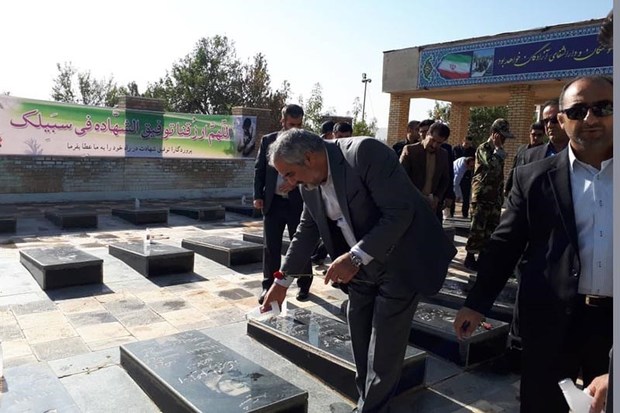 استاندار کردستان به مقام شهدا در سقز ادای احترام کرد