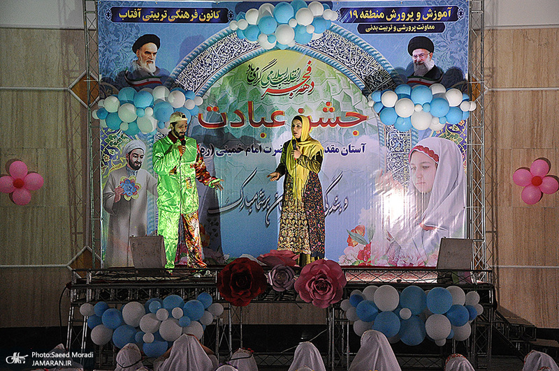 جشن عبادت جمعی از دانش آموزان منطقه 19 شهر تهران در جوار حرم امام خمینی(س)