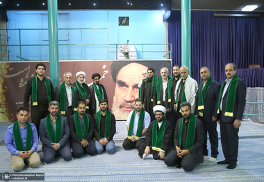 ادای احترام جمعی از موکب داران عراقی نسبت به مقام شامخ حضرت امام(س) 