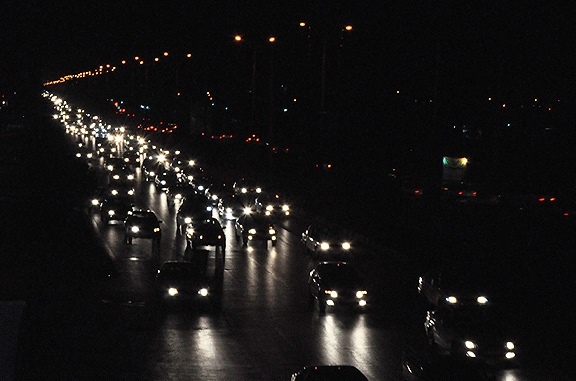 تردد وسایل نقلیه درکلیه محورهای مواصلاتی قم روان است  احتمال ترافیک در ساعات پایانی شب