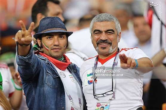 
تیپ خاص خواننده مشهور پاپ میان هواداران ایرانی در روسیه + عکس