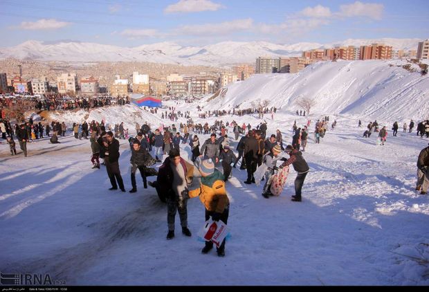 برف بازی بر سطح یخ سد گاوازنگ زنجان، تفریح زمستانی یا استقبال از مرگ