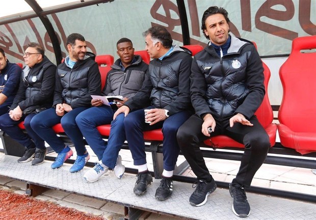 سوت کارلوس کی‌روش در دست فرهاد مجیدی + عکس
