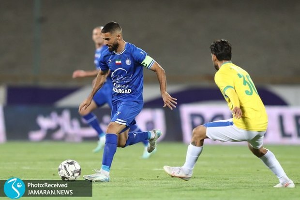 عکس| مهاجم استقلالی روی نیمکت تراکتور!