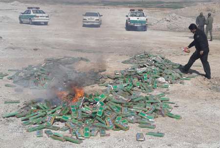 پنج هزار و400 بسته مواد محترقه در پلدختر کشف شد