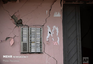 خسارت های زلزله در حد ترک خوردگی دیوارهای قدیمی بوده است