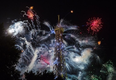 عکس روز نشنال جئوگرافیک؛ آتش بازی در فرانسه