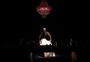 بازیگرانی که این روزها بر صحنه هستند
